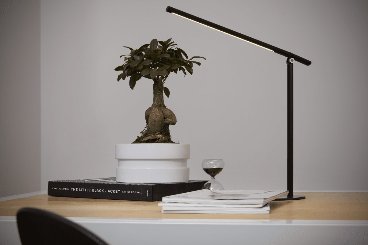 Panan 43cm Negro lámpara de escritorio De Ledvance - B&aring;da ljusstyrkan och f&auml;rgtemperaturen g&aring;r att justera i tre steg med touchbrytaren p&aring; lampfoten.