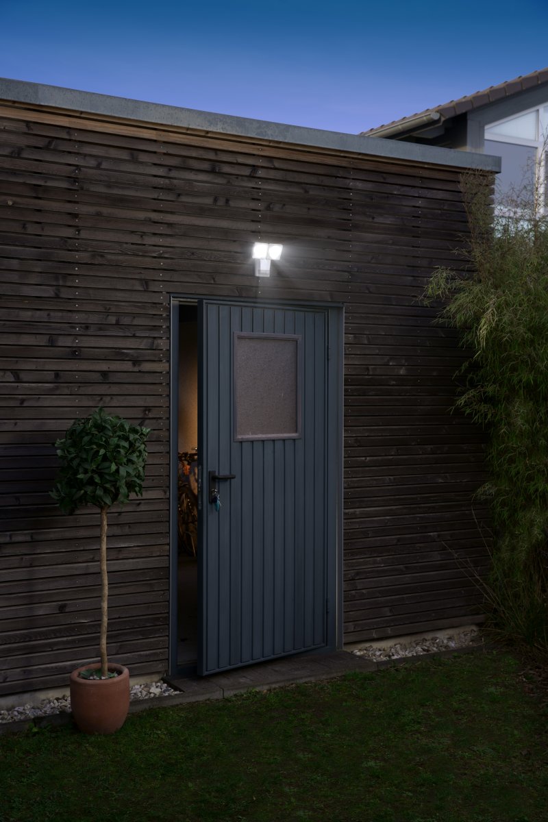 PRO Spot Sensor 16W Blanco lámpara de exterior De Ledvance - Den inbyggda r&ouml;relse-&nbsp;och skymningssensorn g&ouml;r att lampan t&auml;nds automatiskt vid r&ouml;relse i m&ouml;rker, vilket ger b&aring;de s&auml;kerhet och energieffektivitet.