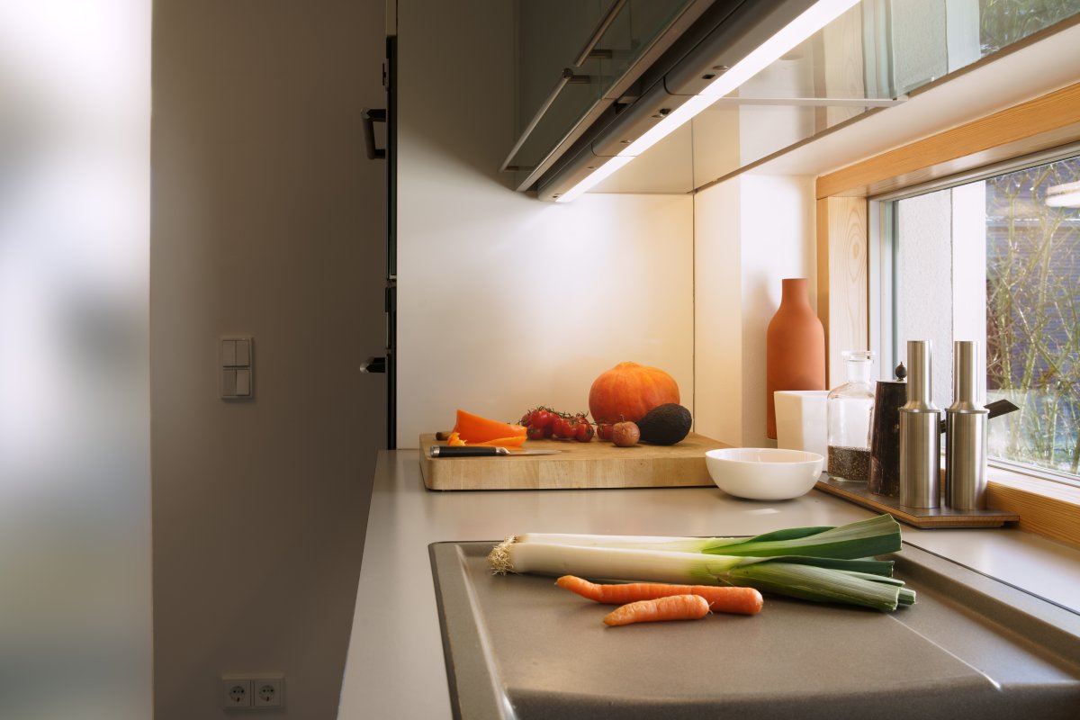 Flat Eco 5W 3000K 37cm Plata De Ledvance - La l&aacute;mpara se atornilla y luego se conecta con el cable y el enchufe adjuntos.