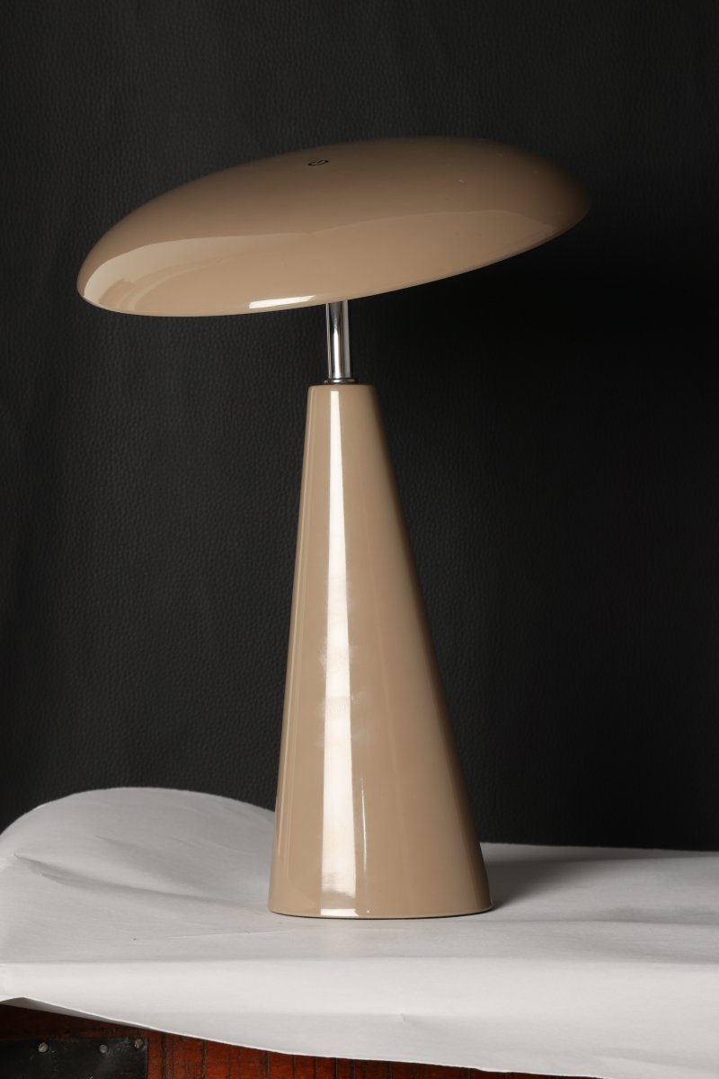 Audrey 33cm Marrón claro portátil De Eja - Audrey es una elegante lámpara de mesa portátil, fabricada en metal brillante de color marrón claro, con un diseño moderno y sofisticado.