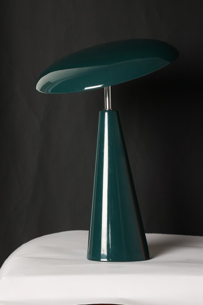 Audrey 33cm verde oscuro portátil De Eja - Audrey es una elegante lámpara de mesa portátil de metal en un intenso color verde azulado, con un diseño moderno y sofisticado.