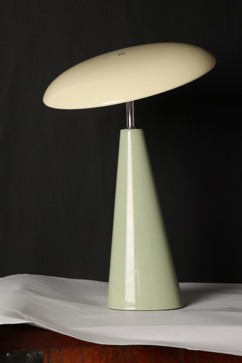 Audrey 33cm Verde claro/beige portátil De Eja - Audrey es una elegante lámpara de mesa portátil de metal en color beige y verde claro, con un diseño moderno y sofisticado.