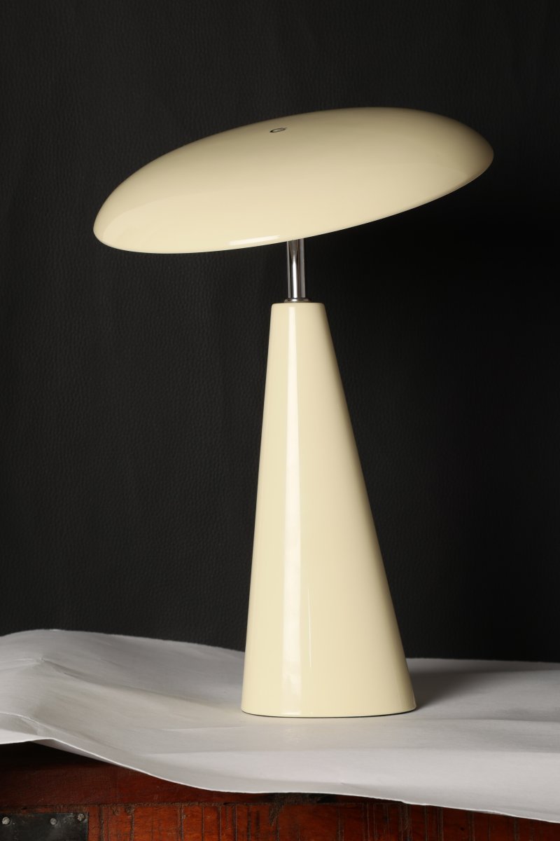 Audrey 33cm Beige portátil De Eja - Audrey es una elegante lámpara de mesa portátil de metal con un acabado beige brillante y un diseño moderno y sofisticado.
