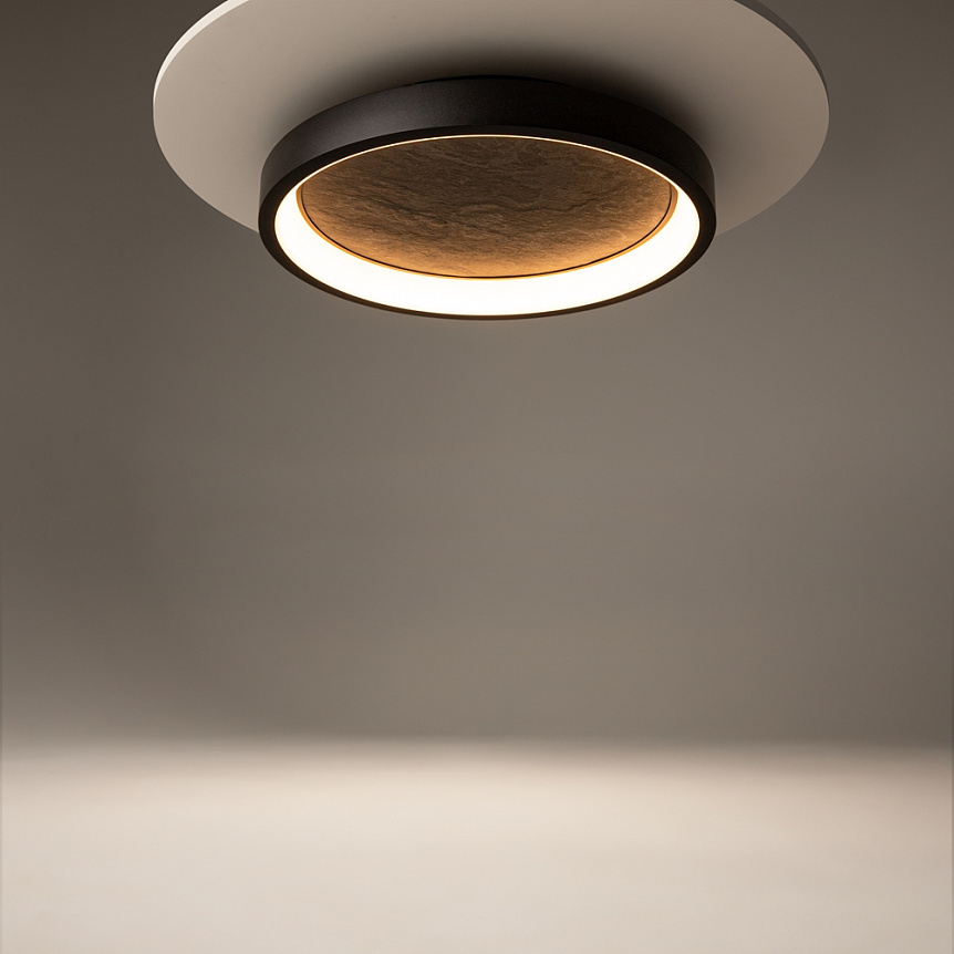 Orign Ø60 Negro plafón De Maytoni - Orign es una l&aacute;mpara de techo de metal con una elegante imitaci&oacute;n de piedra en el centro, creando una impresi&oacute;n natural y exclusiva.
