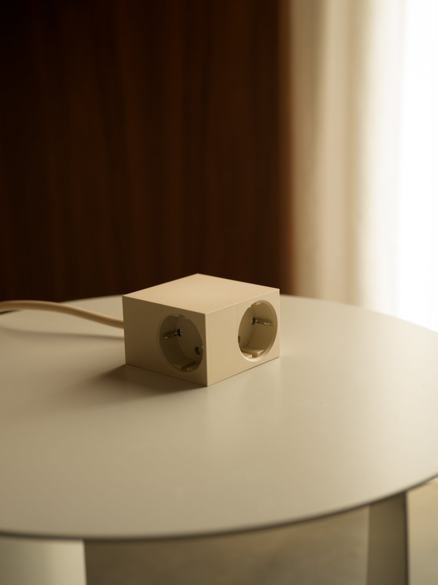 Cuboid Marfil perlado De Kord - Diversas opciones de montaje: Fije la regleta directamente a superficies met&aacute;licas con los laterales magn&eacute;ticos, utilice el soporte incluido con superficie de fricci&oacute;n para una colocaci&oacute;n estable sobre la mesa o m&oacute;ntela en la pared con cinta adhesiva 3M para una toma discreta y de f&aacute;cil acceso.