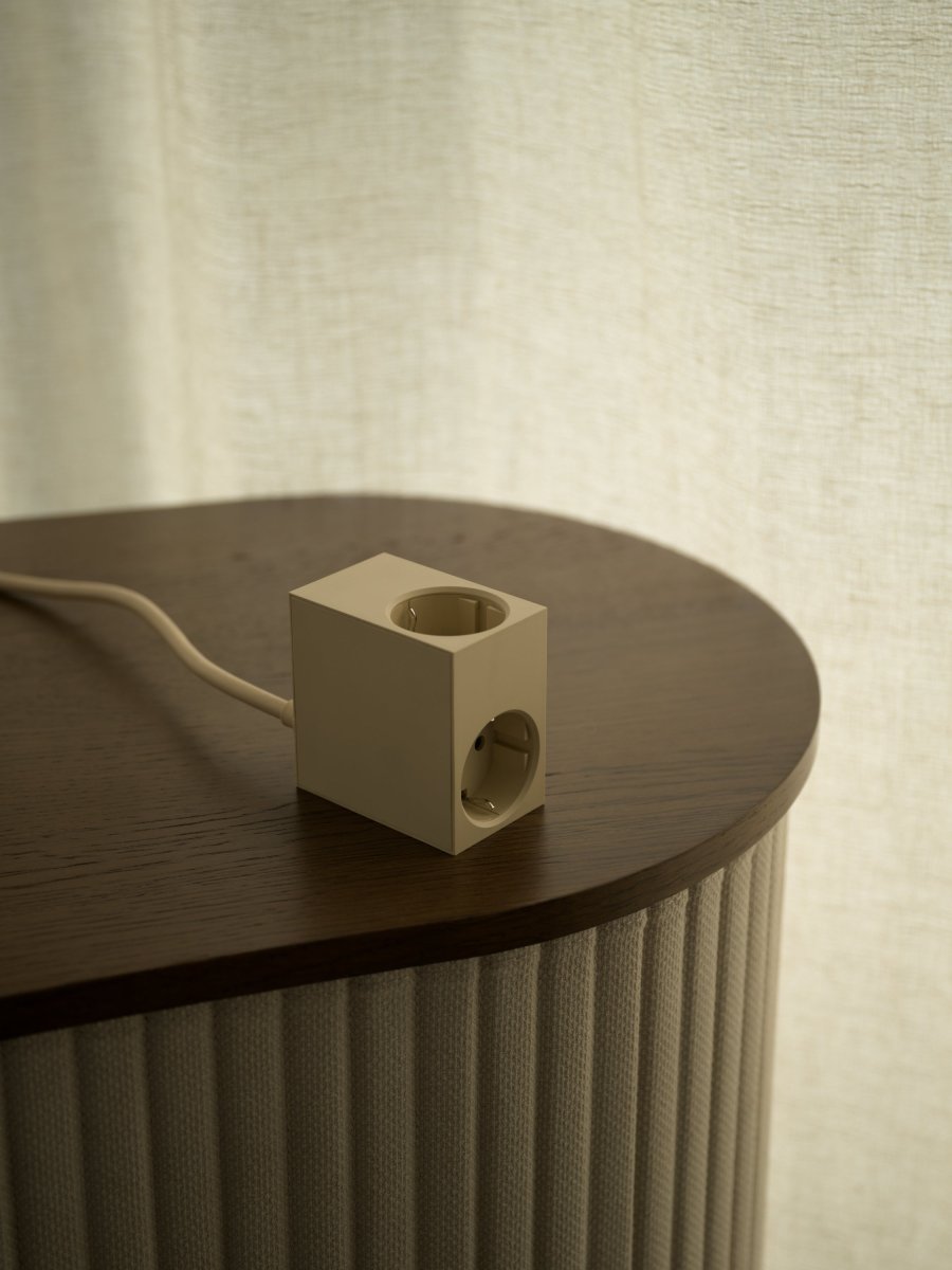 Cuboid Marfil perlado De Kord - Diversas opciones de montaje: Fije la regleta directamente a superficies met&aacute;licas con los laterales magn&eacute;ticos, utilice el soporte incluido con superficie de fricci&oacute;n para una colocaci&oacute;n estable sobre la mesa o m&oacute;ntela en la pared con cinta adhesiva 3M para una toma discreta y de f&aacute;cil acceso.