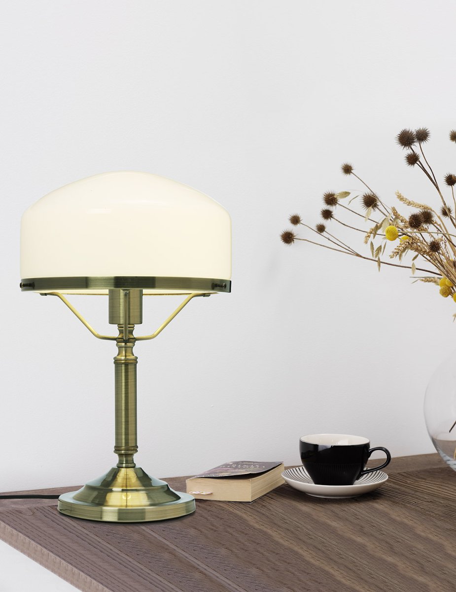 Ditmar 38cm Antigüedad lámpara de mesa De Cottex - La lámpara de mesa Ditmar en aspecto de latón y cristal blanco es una lámpara elegante con un diseño atemporal.