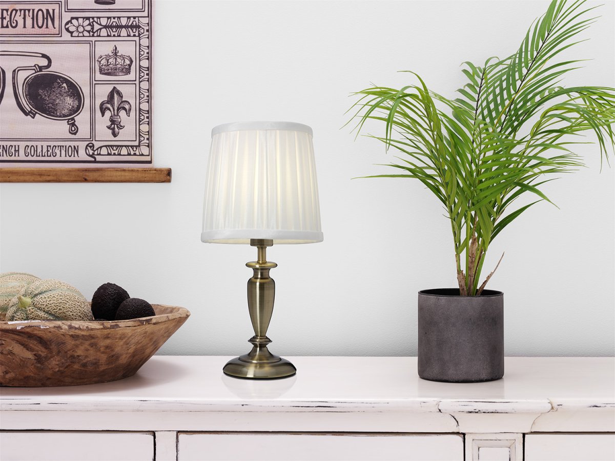 Ines 34cm Latón antiguo lámpara de mesa De Cottex - Perfecta como una elegante fuente de luz en la mesita de noche o mesa auxiliar y se adapta tanto a interiores tradicionales como modernos.