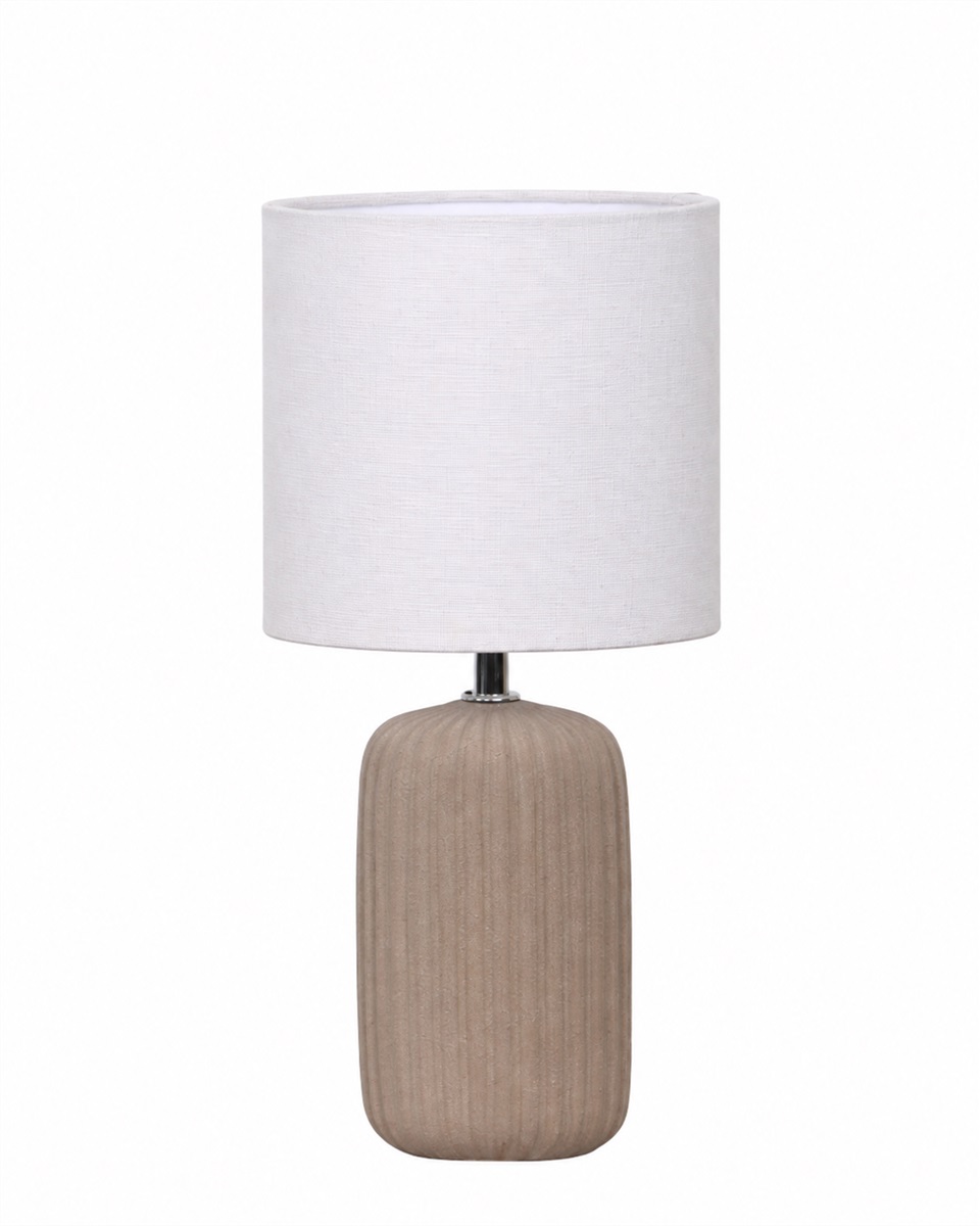 Palizzo 33cm Marrón lámpara de mesa De Nordic Lighting - Palizzo es una elegante l&aacute;mpara de mesa con una base alargada de cer&aacute;mica y una cl&aacute;sica pantalla de tela blanca.