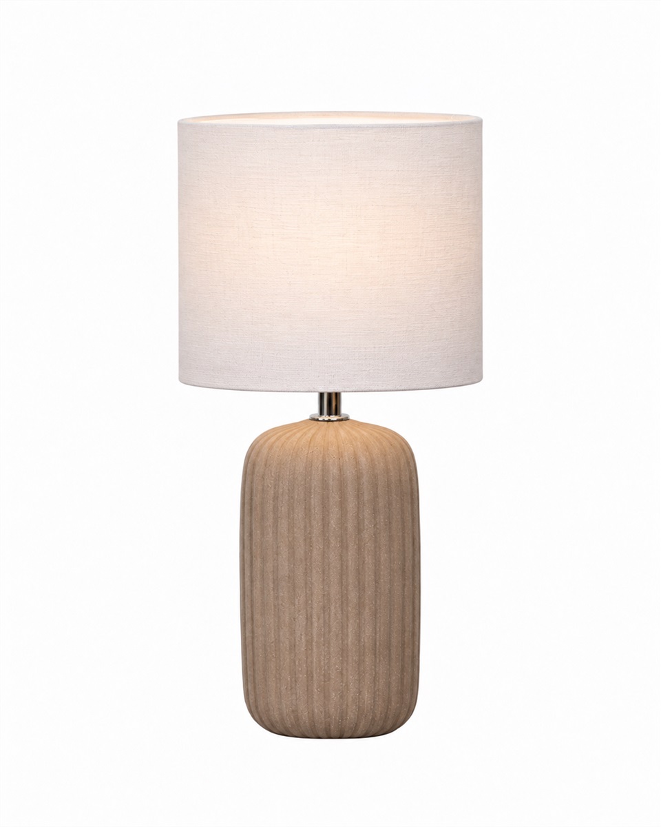 Palizzo 33cm Marrón lámpara de mesa De Nordic Lighting - Palizzo es una elegante l&aacute;mpara de mesa con una base alargada de cer&aacute;mica y una cl&aacute;sica pantalla de tela blanca.