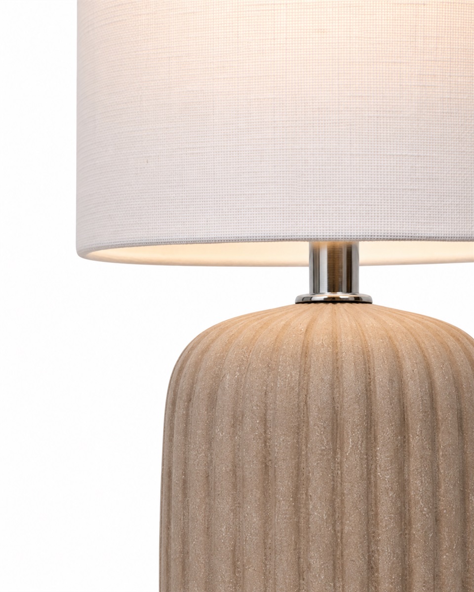 Palizzo 33cm Marrón lámpara de mesa De Nordic Lighting - Palizzo es una elegante l&aacute;mpara de mesa con una base alargada de cer&aacute;mica y una cl&aacute;sica pantalla de tela blanca.
