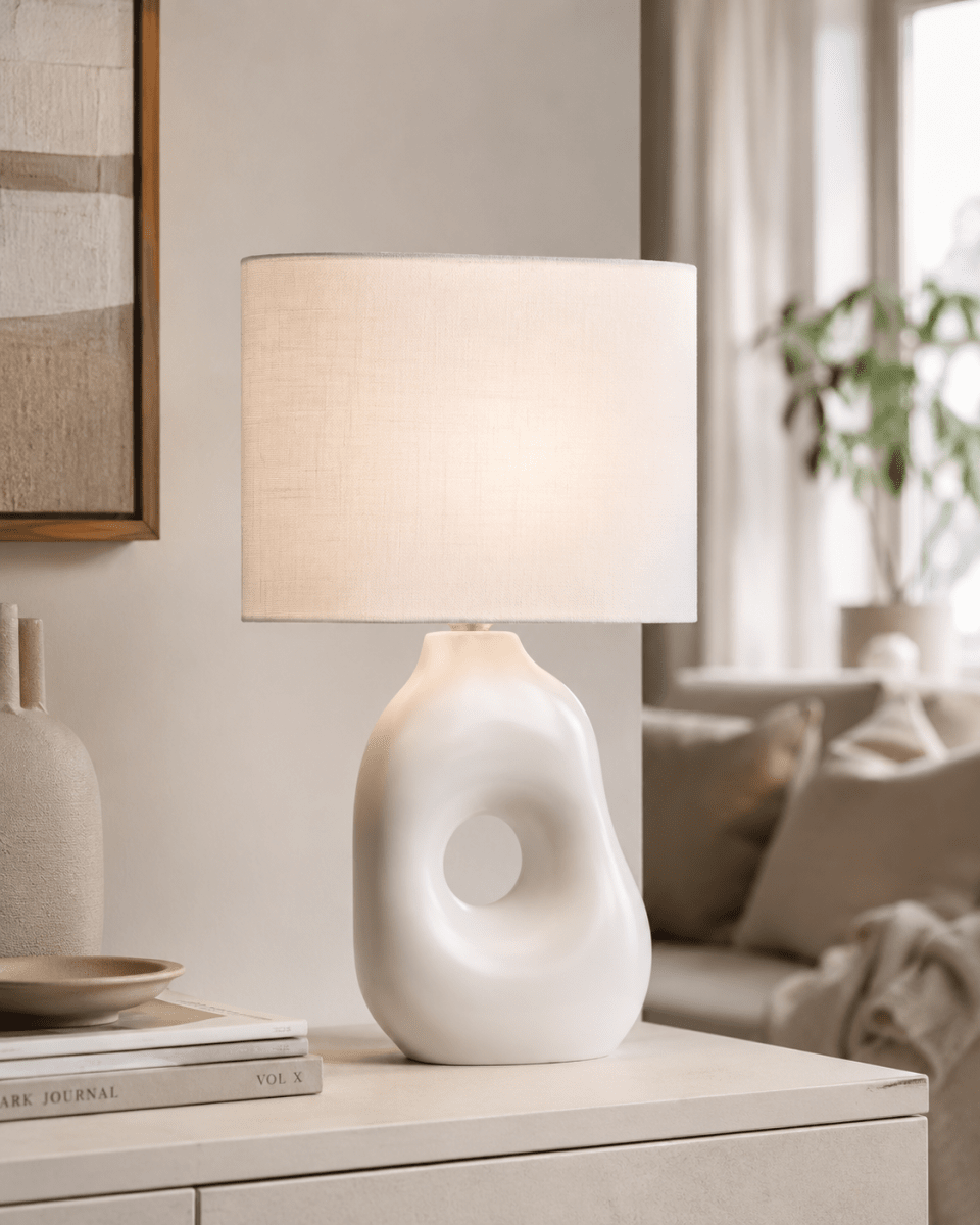 Pikazo 45cm Blanco lámpara de mesa De Lampan - La l&aacute;mpara de mesa Pikazo cautiva con su singular base de cer&aacute;mica escultural, con un decorativo patr&oacute;n de pelo continuo y una pantalla ovalada de lino blanco.