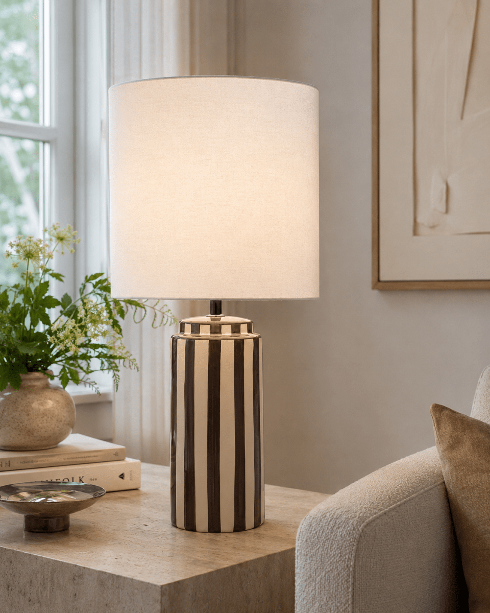 Faro 50cm Marrón/blanco lámpara de mesa De Nordic Lighting - Faro es una elegante l&aacute;mpara de mesa que combina una forma cl&aacute;sica con un dise&ntilde;o gr&aacute;fico.