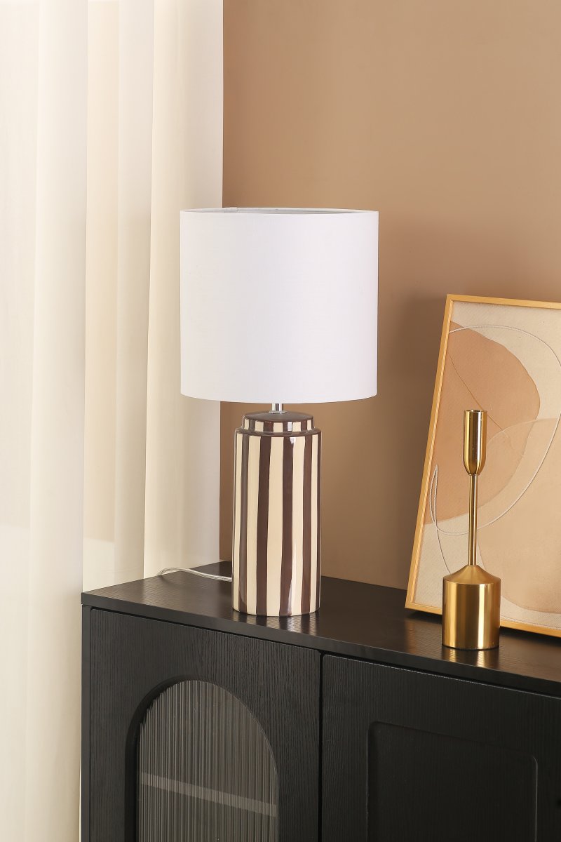 Faro 50cm Marrón/blanco lámpara de mesa De Nordic Lighting - Faro es una elegante lámpara de mesa que combina una forma clásica con un diseño gráfico.