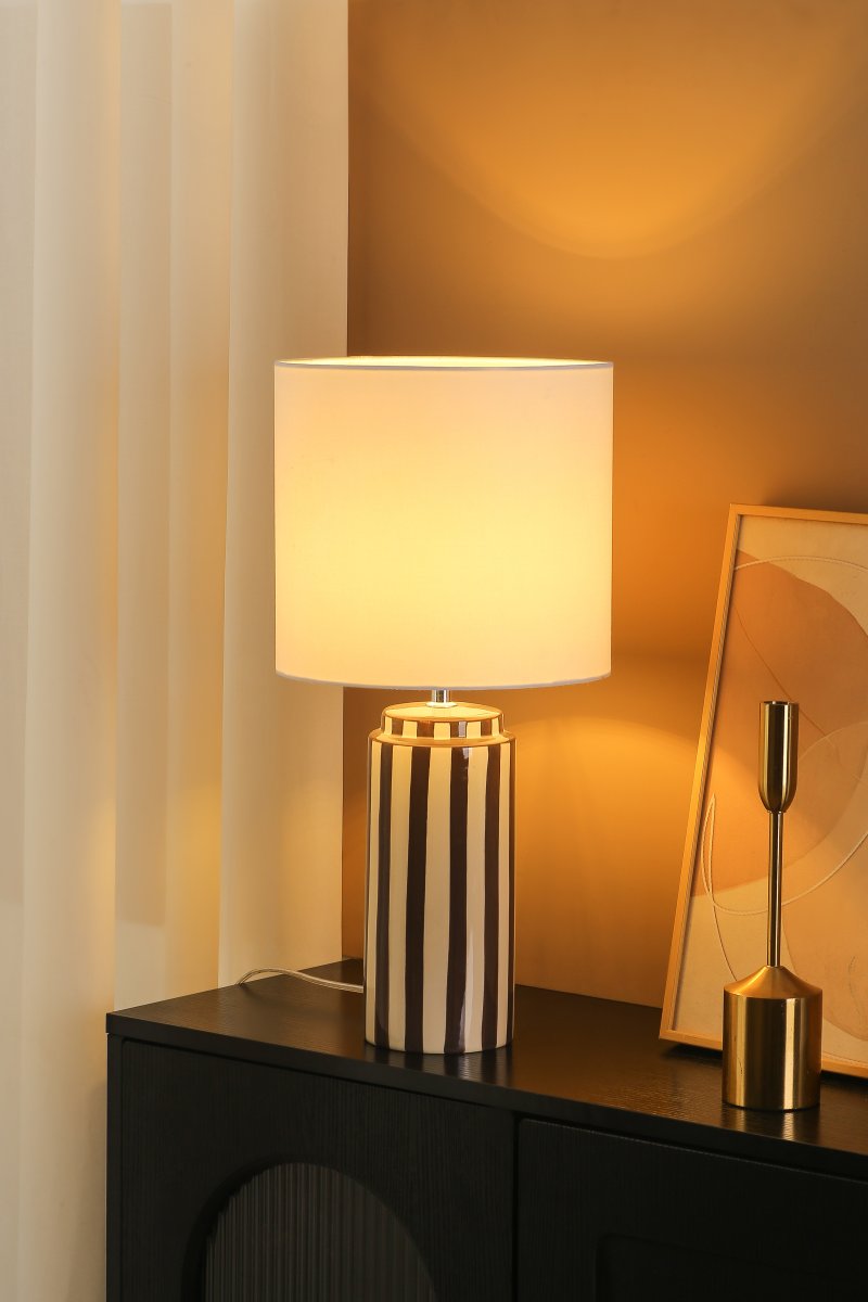 Faro 50cm Marrón/blanco lámpara de mesa De Nordic Lighting - Faro es una elegante lámpara de mesa que combina una forma clásica con un diseño gráfico.