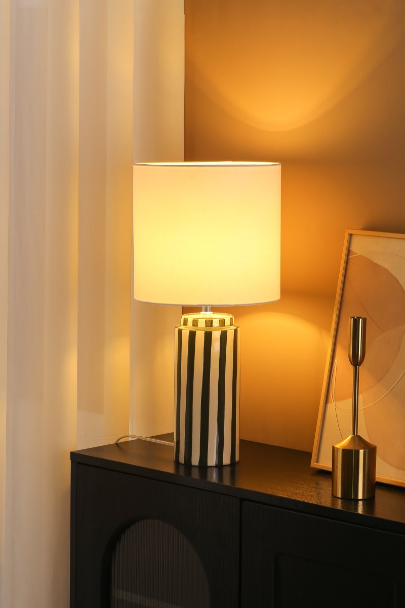 Faro 50cm Verde/blanco lámpara de mesa De Nordic Lighting - Faro es una elegante l&aacute;mpara de mesa que combina una forma cl&aacute;sica con un dise&ntilde;o gr&aacute;fico.