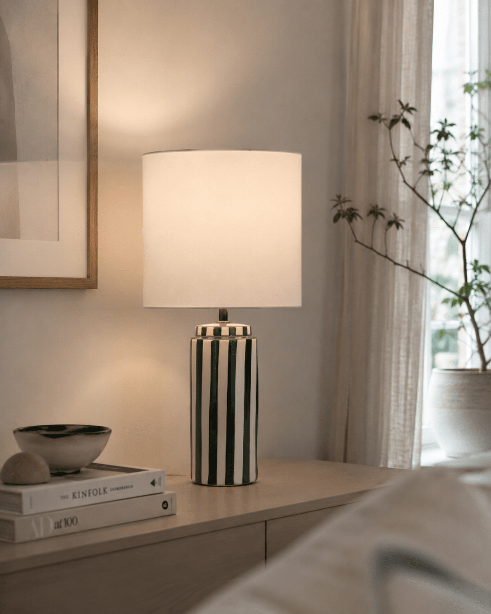Faro 50cm Verde/blanco lámpara de mesa De Nordic Lighting - Faro es una elegante l&aacute;mpara de mesa que combina una forma cl&aacute;sica con un dise&ntilde;o gr&aacute;fico.