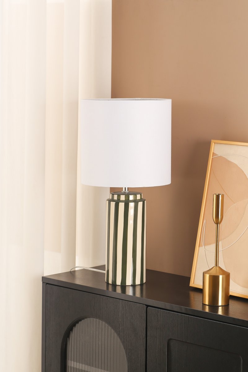 Faro 50cm Verde/blanco lámpara de mesa De Nordic Lighting - Faro es una elegante l&aacute;mpara de mesa que combina una forma cl&aacute;sica con un dise&ntilde;o gr&aacute;fico.