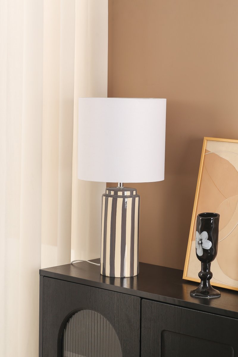 Faro 50cm Gris/blanco lámpara de mesa De Nordic Lighting - Faro es una elegante l&aacute;mpara de mesa que combina una forma cl&aacute;sica con un dise&ntilde;o gr&aacute;fico.