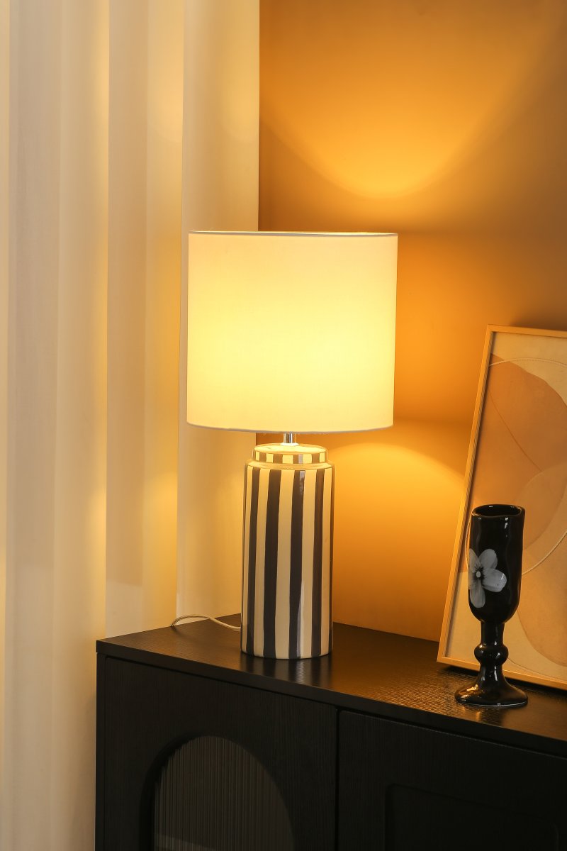 Faro 50cm Gris/blanco lámpara de mesa De Nordic Lighting - Faro es una elegante l&aacute;mpara de mesa que combina una forma cl&aacute;sica con un dise&ntilde;o gr&aacute;fico.