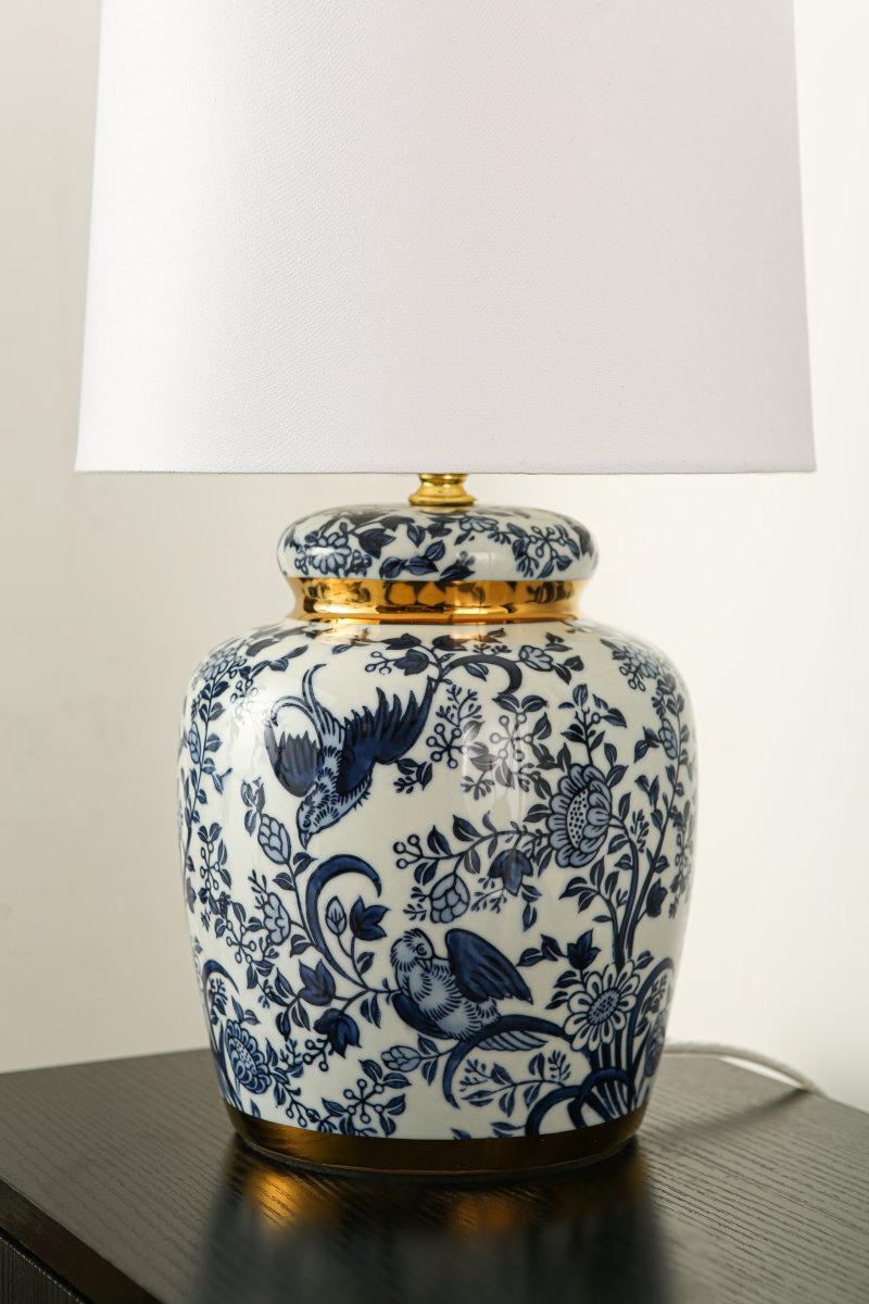 Blomstermåla 43cm Azul lámpara de mesa De Lampan - Vacker bordslampa med dekorativt bl&aring;tt och vitt m&ouml;nster p&aring; porslinbasen med m&auml;ssingdetaljer.