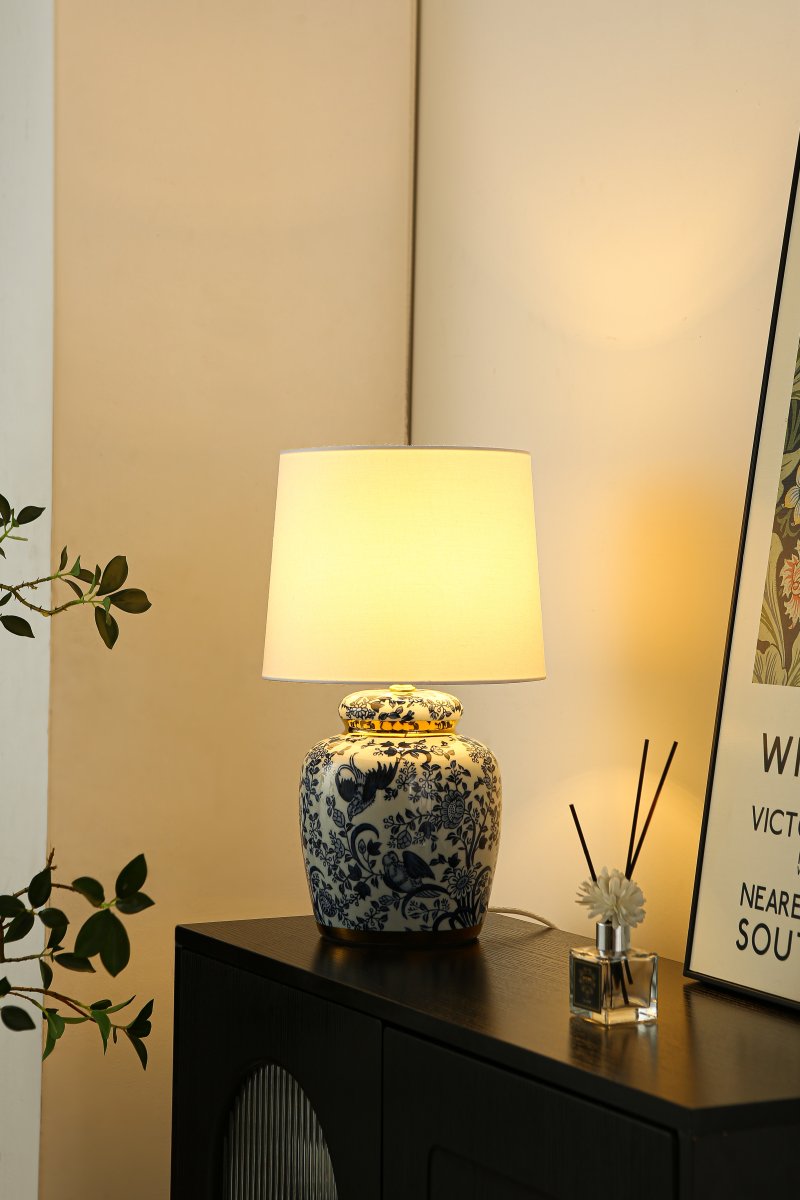 Blomstermåla 43cm Azul lámpara de mesa De Lampan - Vacker bordslampa med dekorativt bl&aring;tt och vitt m&ouml;nster p&aring; porslinbasen med m&auml;ssingdetaljer.