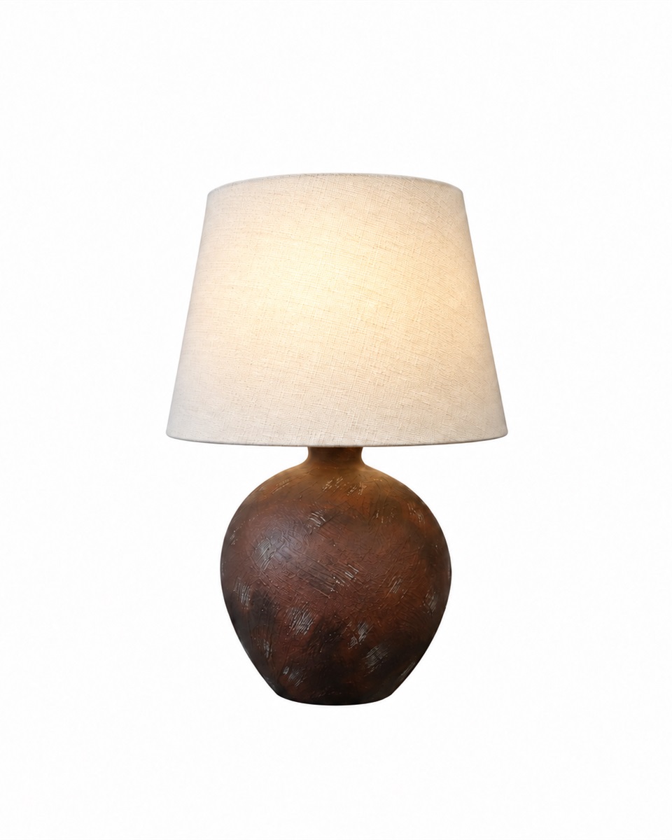 Bellmini 30cm Marrón oscuro lámpara de mesa De Nordic Lighting - La lámpara de mesa Bellmini impresiona por su hermosa base de cerámica en un rústico marrón oscuro y su pantalla de lino beige.