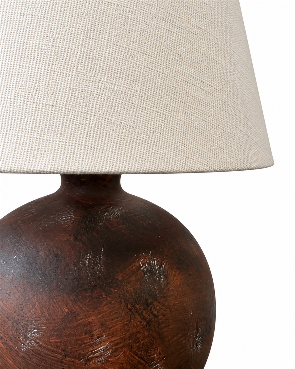 Bellmini 30cm Marrón oscuro lámpara de mesa De Nordic Lighting - La lámpara de mesa Bellmini impresiona por su hermosa base de cerámica en un rústico marrón oscuro y su pantalla de lino beige.