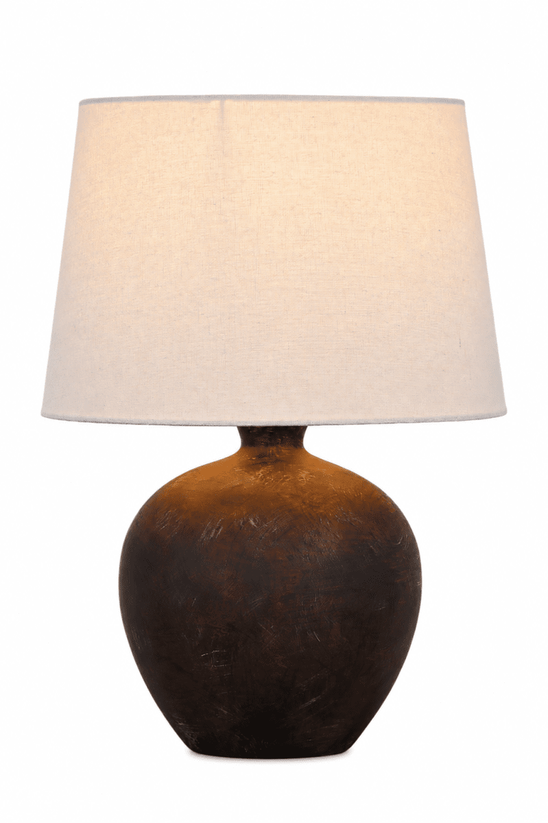 Bella 42cm Marrón oscuro lámpara de mesa De Nordic Lighting - La l&aacute;mpara de mesa Bella presenta una hermosa base de cer&aacute;mica con un acabado r&uacute;stico marr&oacute;n oscuro y una pantalla de lino beige.