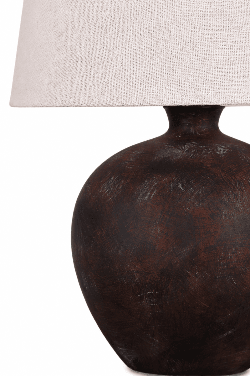 Bella 42cm Marrón oscuro lámpara de mesa De Nordic Lighting - La l&aacute;mpara de mesa Bella presenta una hermosa base de cer&aacute;mica con un acabado r&uacute;stico marr&oacute;n oscuro y una pantalla de lino beige.