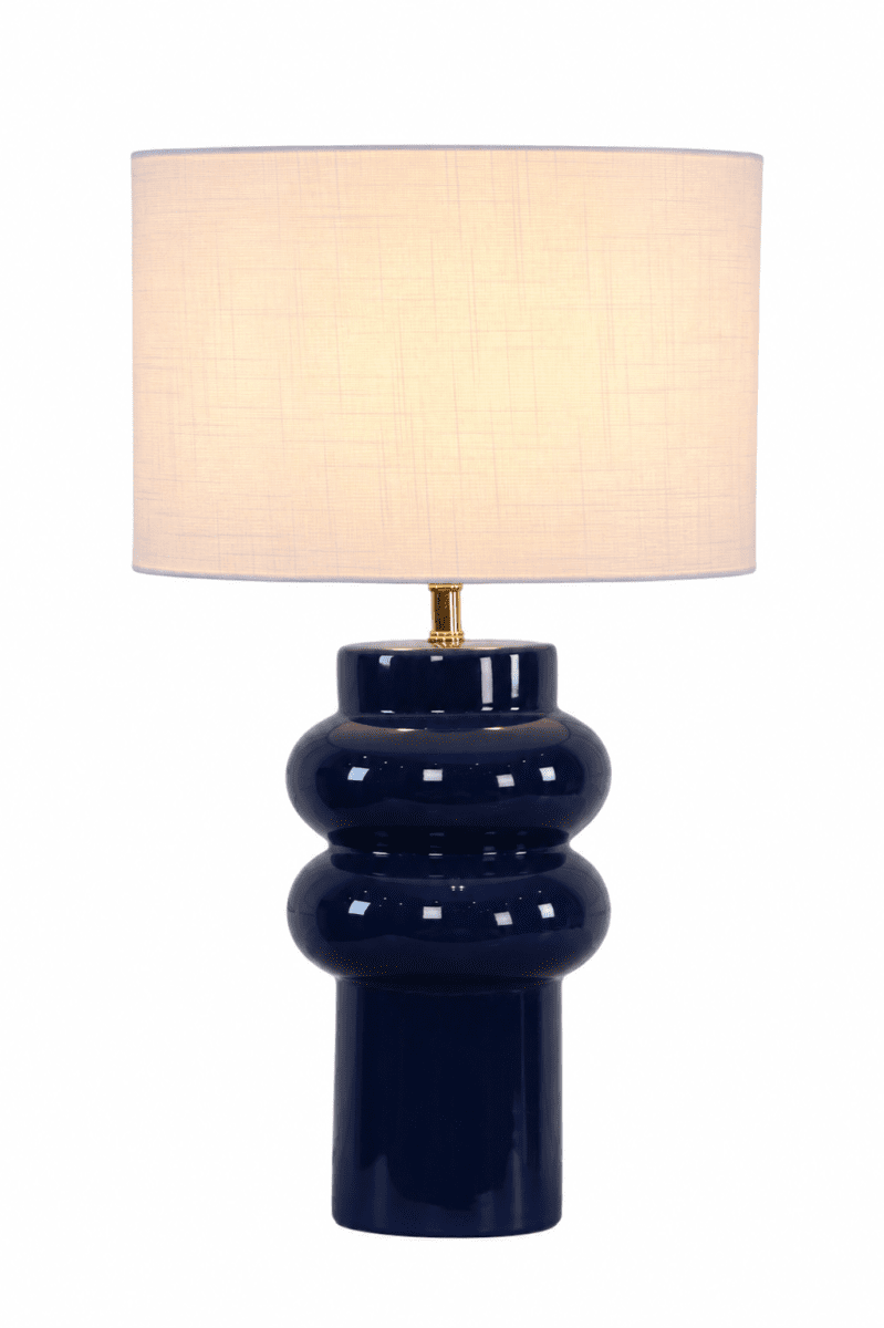 Anelli 56cm Azul lámpara de mesa De Nordic Lighting - La lámpara de mesa Anelli , con su base de cerámica azul brillante y pantalla de lino blanco, es un elemento elegante y moderno para el diseño de interiores.