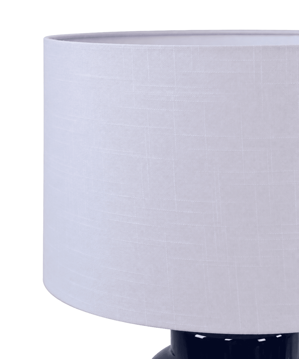 Anelli 56cm Azul lámpara de mesa De Nordic Lighting - La lámpara de mesa Anelli , con su base de cerámica azul brillante y pantalla de lino blanco, es un elemento elegante y moderno para el diseño de interiores.
