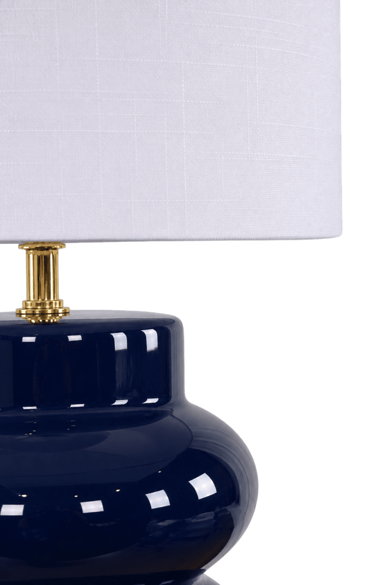 Anelli 56cm Azul lámpara de mesa De Nordic Lighting - La lámpara de mesa Anelli , con su base de cerámica azul brillante y pantalla de lino blanco, es un elemento elegante y moderno para el diseño de interiores.