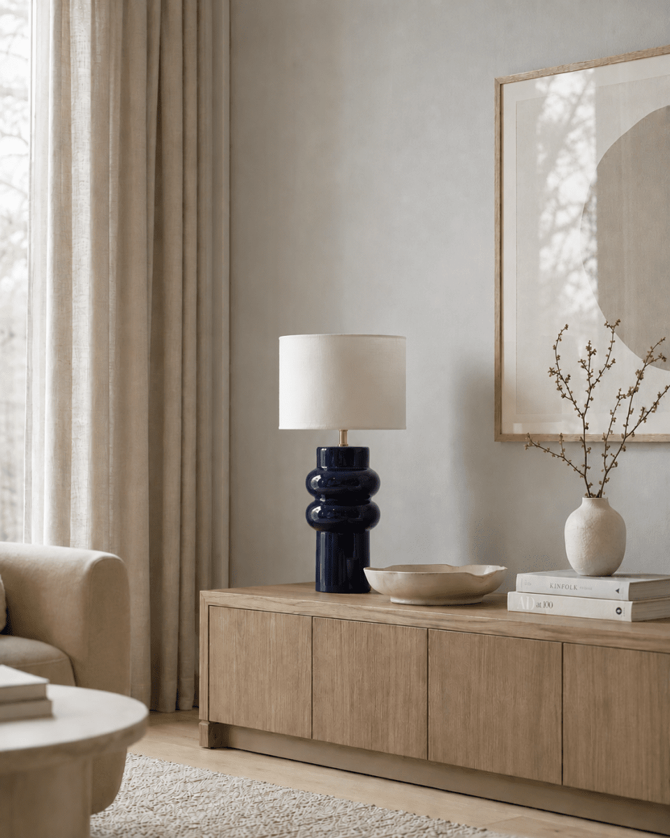 Anelli 56cm Azul lámpara de mesa De Nordic Lighting - La lámpara de mesa Anelli , con su base de cerámica azul brillante y pantalla de lino blanco, es un elemento elegante y moderno para el diseño de interiores.