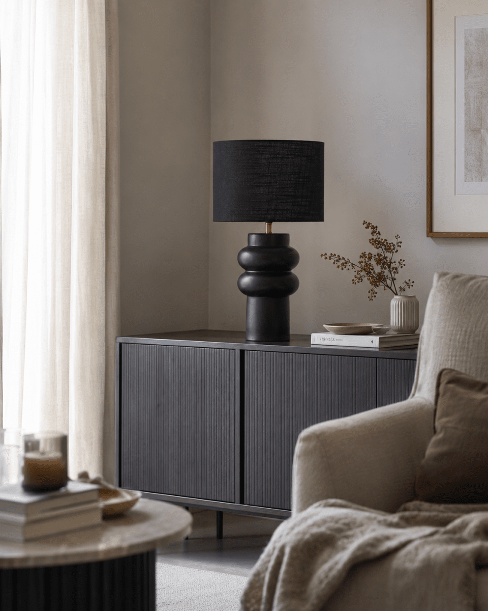 Anelli 56cm Negro lámpara de mesa De Nordic Lighting - La l&aacute;mpara de mesa Anelli&nbsp;negra combina una elegante base de cer&aacute;mica con una elegante pantalla de lino.