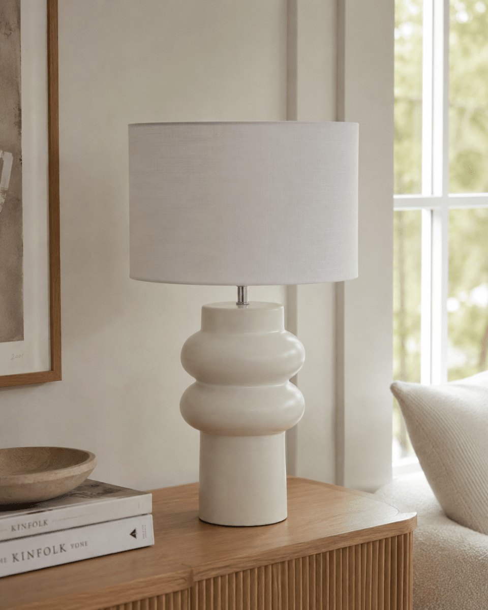 Anelli 56cm Blanco lámpara de mesa De Nordic Lighting - Su forma suave y org&aacute;nica y su color neutro la convierten en un complemento vers&aacute;til para cualquier estancia.