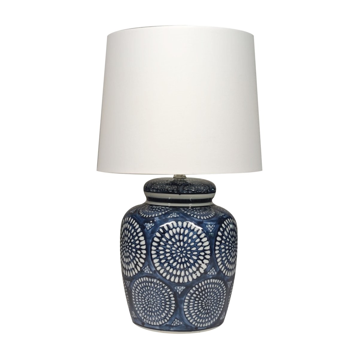 Emsfors 43cm Azul lámpara de mesa De Lampan - Su base de cer&aacute;mica presenta un detallado patr&oacute;n azul y blanco que le confiere un car&aacute;cter cl&aacute;sico y vibrante.