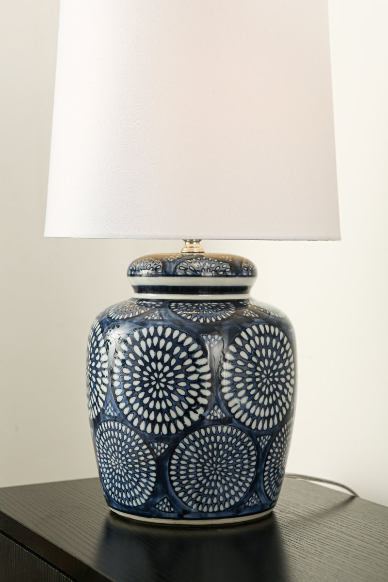 Emsfors 43cm Azul lámpara de mesa De Lampan - Su base de cer&aacute;mica presenta un detallado patr&oacute;n azul y blanco que le confiere un car&aacute;cter cl&aacute;sico y vibrante.