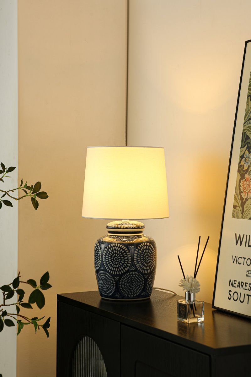 Emsfors 43cm Azul lámpara de mesa De Lampan - Su base de cer&aacute;mica presenta un detallado patr&oacute;n azul y blanco que le confiere un car&aacute;cter cl&aacute;sico y vibrante.
