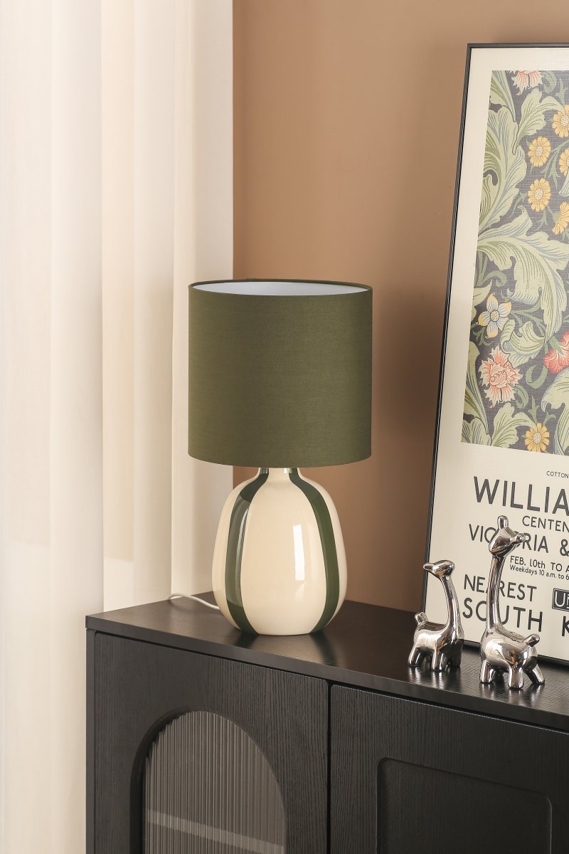 Rippel 40cm Verde lámpara de mesa De Nordic Lighting - La lámpara incluye un cable transparente de 1,8 m de longitud, un interruptor y un enchufe.