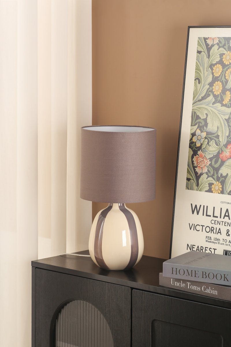 Rippel 40cm Gris lámpara de mesa De Nordic Lighting - La l&aacute;mpara incluye un cable transparente de 1,8 m de longitud, un interruptor y un enchufe.