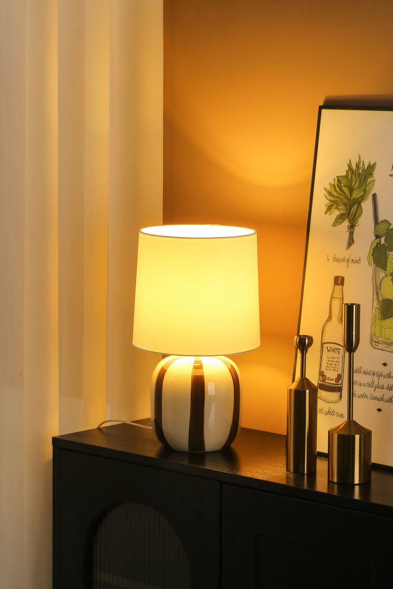 Pholca 38cm Blanco/marrón lámpara de mesa De Nordic Lighting - La l&aacute;mpara incluye un cable transparente de 1,8 m de longitud, un interruptor y un enchufe.