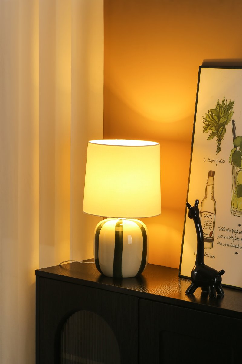 Pholca 38cm Blanco/verde lámpara de mesa De Nordic Lighting - Pholca encaja a la perfecci&oacute;n en una mesa auxiliar, junto a una ventana o en una mesita de noche, y complementa tanto interiores modernos como cl&aacute;sicos.