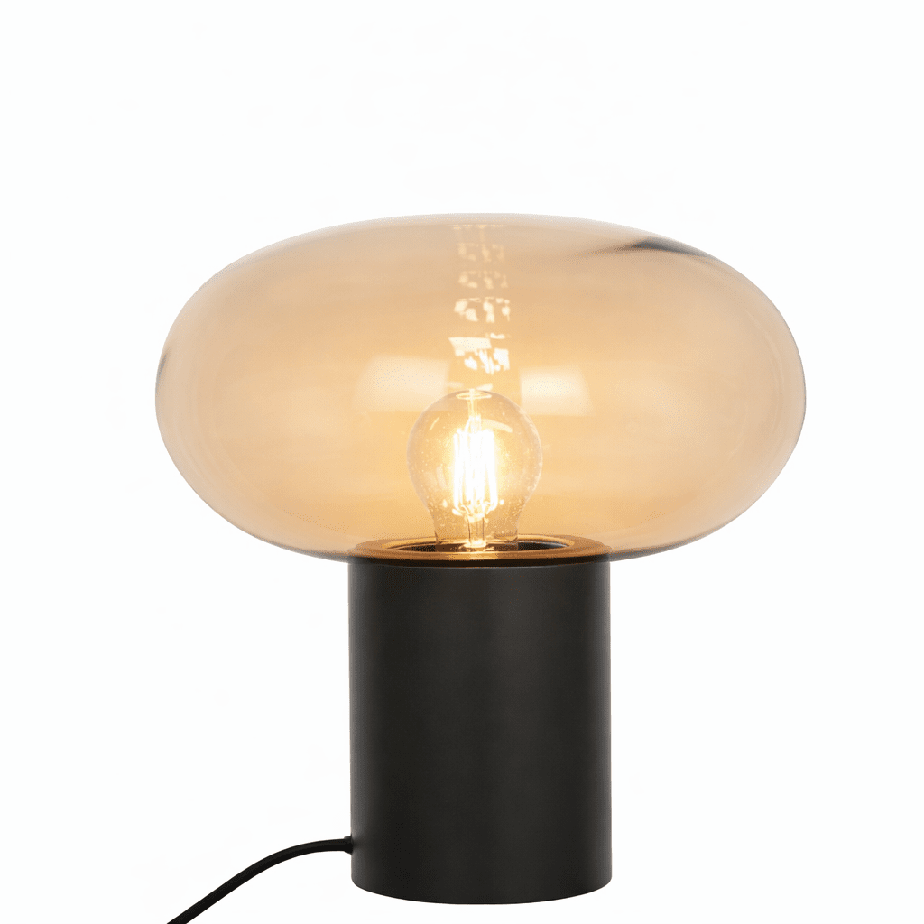 Alba 32cm Negro/ámbar lámpara de mesa De Nordic Lighting - Su base de metal negro le confiere una apariencia estable y sofisticada, mientras que la pantalla de cristal color &aacute;mbar crea una luz suave y ambiental.