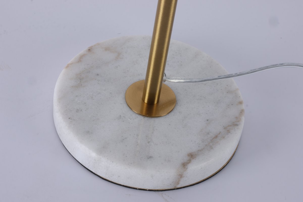 Dito 47cm Blanco lámpara de mesa De Nordic Lighting - La pantalla y la base blancas, elaboradas en m&aacute;rmol blanco natural, le confieren un aspecto sofisticado, mientras que el pie con su brillante acabado dorado a&ntilde;ade un toque c&aacute;lido y lujoso.