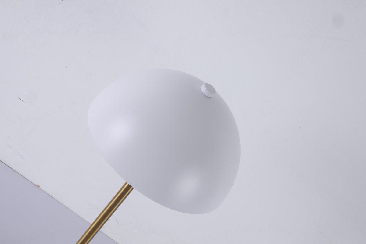 Dito 47cm Blanco lámpara de mesa De Nordic Lighting - La pantalla y la base blancas, elaboradas en m&aacute;rmol blanco natural, le confieren un aspecto sofisticado, mientras que el pie con su brillante acabado dorado a&ntilde;ade un toque c&aacute;lido y lujoso.