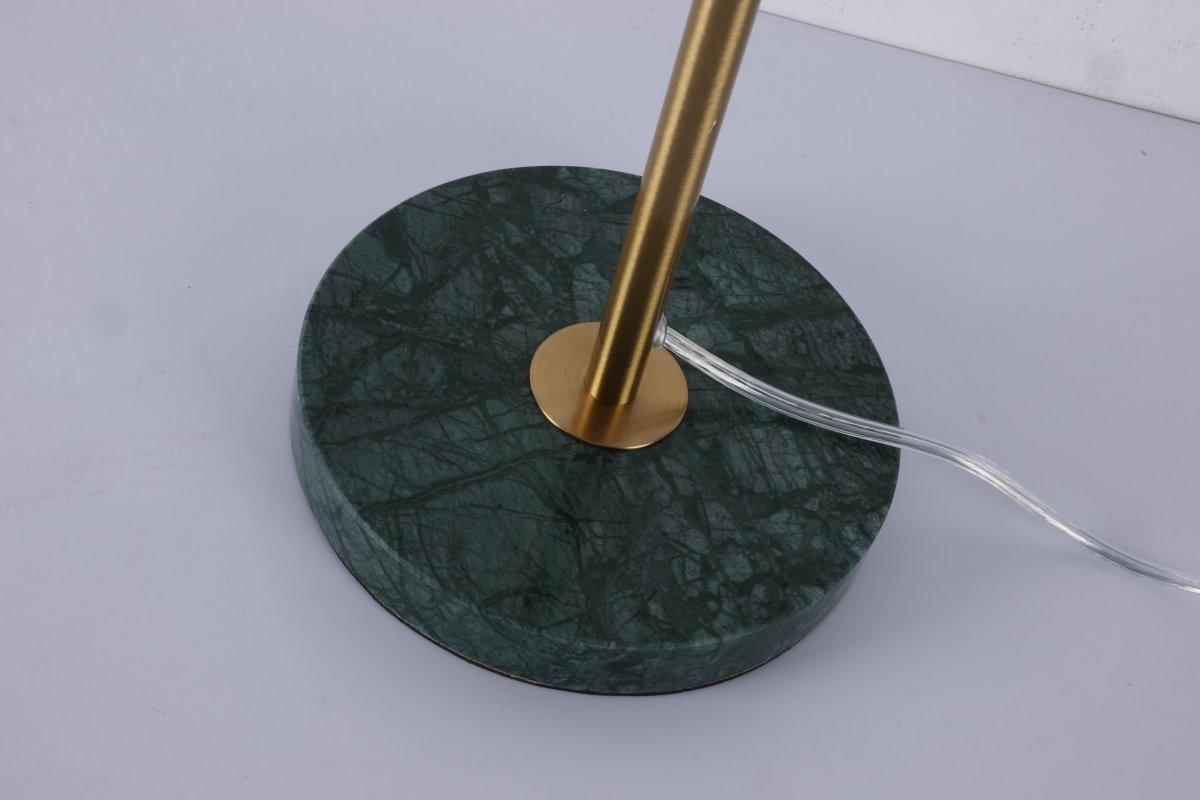 Dito 47cm Verde lámpara de mesa De Nordic Lighting - La l&aacute;mpara incluye un cable transparente de 1,8 m, un interruptor y un enchufe.