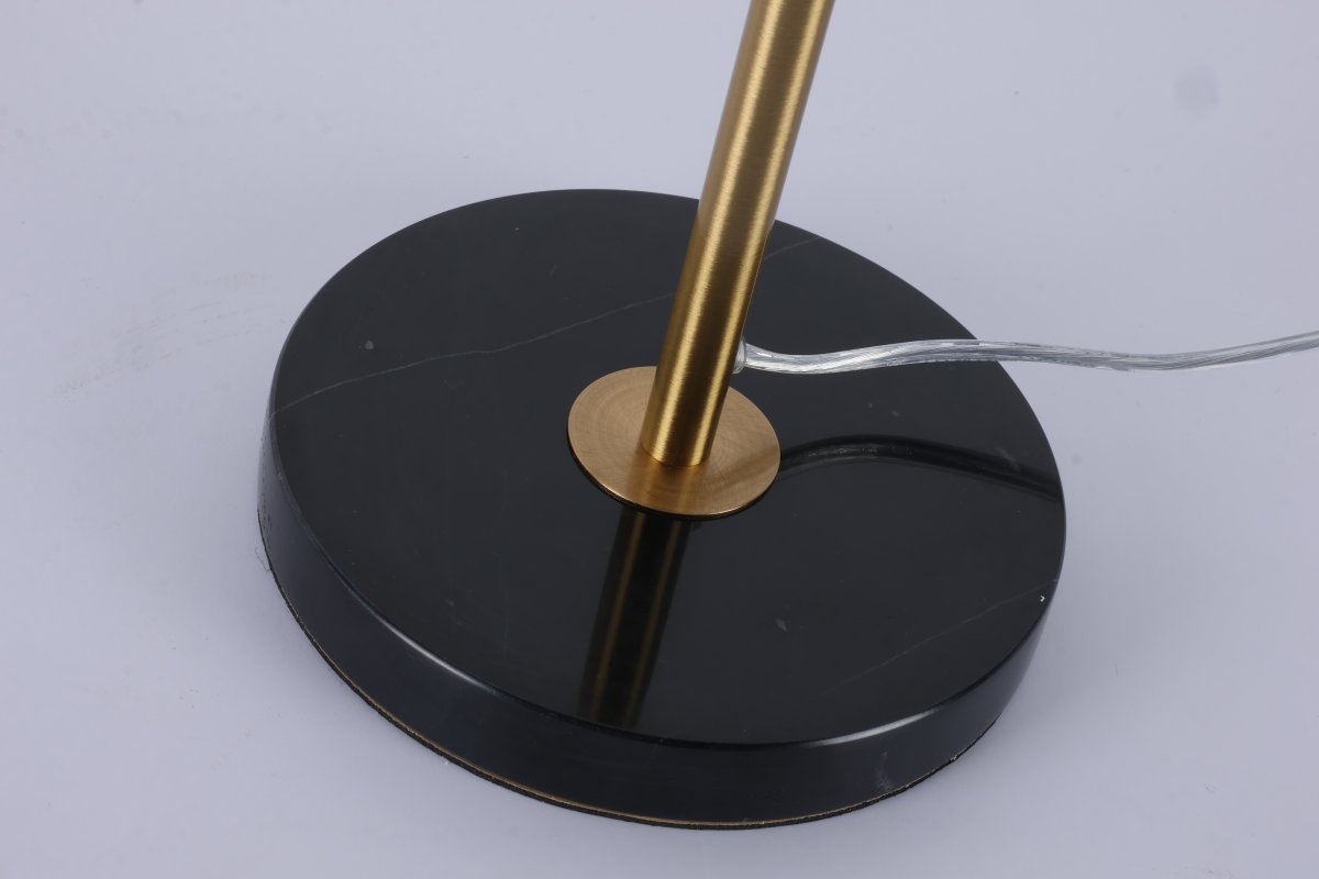 Dito 47cm Negro lámpara de mesa De Nordic Lighting - La l&aacute;mpara incluye un cable transparente de 1,8 m de longitud, un interruptor y un enchufe.