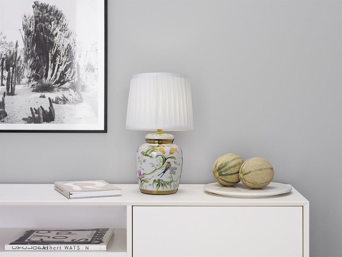 Klassisk 44cm Blanco lámpara de mesa De Cottex - La pantalla textil blanca emite una luz suave y acogedora, lo que hace que la l&aacute;mpara sea perfecta para crear un ambiente hogare&ntilde;o en la sala de estar o en el balc&oacute;n.