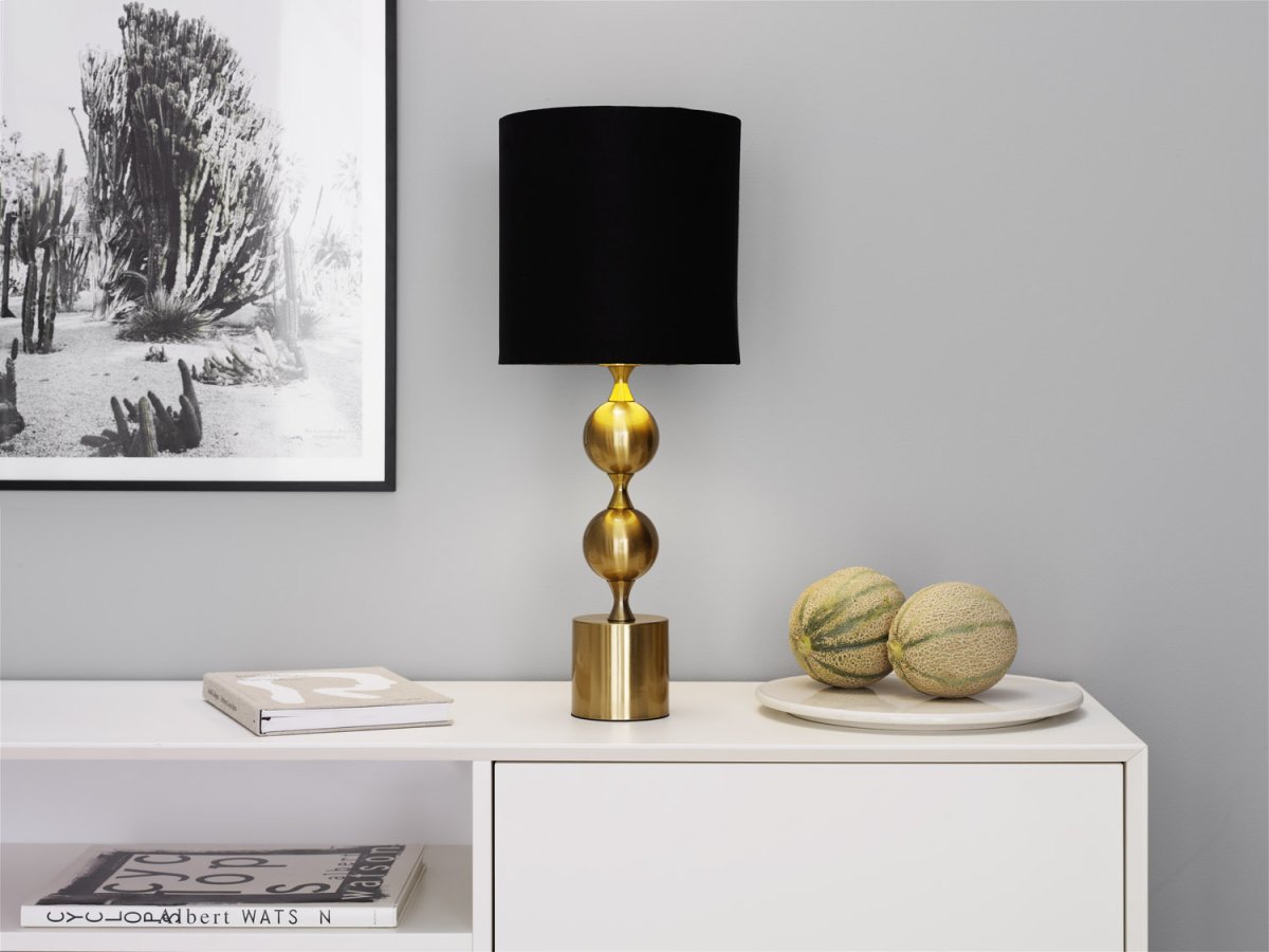 Prakt 60cm Latón cepillado lámpara de mesa De Cottex - La magn&iacute;fica l&aacute;mpara de mesa realizada en metal y textil es una l&aacute;mpara elegante y llamativa que a&ntilde;ade un toque sofisticado a la estancia.
